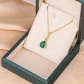 18K vergulde ketting met groene zirkoon hanger in een luxe fluwelen juwelendoosje - Groen