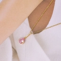 18K vergulde ketting met een roze druppelvormige zirkoon hanger en witte steentjes - Roze