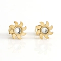Primer plano de pendientes de girasol en oro de 14k con cristales brillantes y reflejo - Dorado