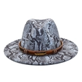 Dettaglio di un fedora pitonato con fascia in pelle marrone e ciondolo a piuma dorata - M(56-58cm) / Blu