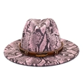 Dettaglio del cappello fedora rosa con stampa a serpente, fascia in piuma e ciondolo oro - M(56-58cm) / Rosa