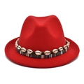 Dettaglio cappello in feltro rosso con fascia etnica e decorazioni di conchiglie - M (56-58cm) / Rosso