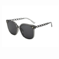 Lunettes de soleil carrées gris translucide avec branches chaîne noires et détails dorés - Monture Grise Transparente Branche Fusil Verre Gris