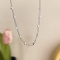 Minimale silberne doppellagige Titanstahlkette mit quadratischen Perlen auf Schlangenkette - Silber