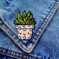 Leuke cactus emaille speld op spijkerjasje met groene plant en glimlachende roze pot - Felgroene Vetplant-Roze blauwe stip pot