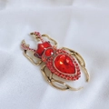 Vintage-Käfer-Brosche in Gold mit facettierten roten Kristallen und Insektendetails - Rot