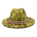 Détail d'un chapeau fedora jaune motif serpent avec ruban ethnique et pompons colorés - Vert