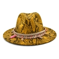 Detalle de sombrero fedora amarillo con estampado de serpiente, borlas y conchas - Amarillo