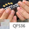 Detailansicht der Gänseblümchen-Nagelaufkleber QF536 auf natürlichen Fingernägeln - QF536