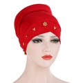 Primer plano del turbante rojo con tela plisada y elegantes detalles de flores de cuentas - Rojo