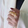 Minimalistischer goldener Edelstahl-Ring in S-Form, getragen für einen stilvollen Look - US 6 / Gold