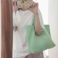 Selfie en el espejo con un bolso tote de lona verde menta con asas largas para uso diario - Verde Menta