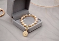 Dettaglio del bracciale con perle d'acqua dolce barocche e chiusura OT in oro 18K - Stile Ciondolo a Moneta Rosa / Rosa Oro