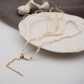 Collana girocollo di perle d'acqua dolce con catena di estensione dorata su piatto bianco - Side-drilled Baroque Pearl