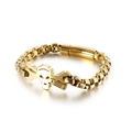 Bracciale da uomo in acciaio inossidabile dorato con pendente a forma di teschio e chiave - Stile Dorato (KB119277-KFC)