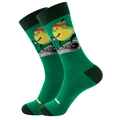 Detail von grünen Baumwollsocken mit einem lustigen Comic-Birnen-Motiv beim Radfahren - Fitness Birne
