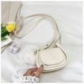 Mini sac à bandoulière beige avec gaufrage dessin animé et pendentif en peluche - Blanc Cassé