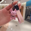 Detail van roze Franse Bulldog sleutelhanger met BOOM-reliëfband en metalen karabijn - Roze