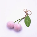Portachiavi a ciliegia in peluche rosa con steli verdi e chiusura in metallo dorato - Rosa