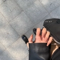 Uñas postizas cortas de ballet mate terracota nude en la mano para un efecto realista - Café