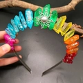 Detailansicht des Regenbogen-Kristall-Haarreifens mit silberner Sonne und Drahtwicklung - Regenbogen Kristall Mit Sonne