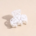 Detail van elegante haarklem van acetaat met marmertextuur op neutrale basis - Wit Terrazzo