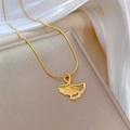 Dettaglio della collana con pendente a foglia di ginkgo oro su portagioie beige - Oro (N216)