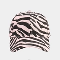 Dettaglio del berretto da baseball rosa e nero con motivo mucca e cuciture in vista - Regolabile / Stampa Zebra Rosa