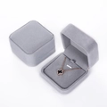 Écrin à bijoux en velours gris avec vue fermée et support pour collier élégant - Gris MRH
