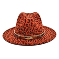 Dettaglio del cappello fedora leopardato con feltro arancione e ciondolo a piuma d'oro - Borgogna