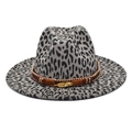 Dettaglio cappello fedora leopardato grigio con fascia intrecciata e piuma dorata - Grigio