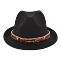 Detalle de sombrero de fieltro negro con banda de cuentas bohemias y pluma dorada - M (56-58cm) / Negro