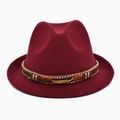 Detalle de sombrero fedora de lana granate con banda étnica y dije de pluma metálica - M (56-58cm) / Burdeos