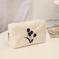Dettaglio della borsa trucco in velluto a coste con ricamo floreale e zip in metallo - Bianco latte