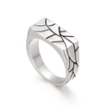 Anillo cuadrado de acero inoxidable plateado pulido con textura geométrica sobre fondo blanco - US 6 / Color Acero