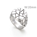 Anillo de acero plateado con cara circular de 20 mm y grietas geométricas negras de moda - US 7 / Color Acero
