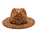 Dettaglio del cappello fedora leopardato con fascia di perline bohémien e accenti in legno - M (56-58cm) / Cachi