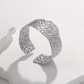Primer plano detallado de la textura de martillo plateada en un brazalete de acero - Martillado Irregular (Plata) / Color Acero