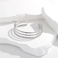 Dettaglio del bracciale aperto a tre strati in acciaio inossidabile argento su pietre - Color Acciaio