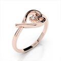 Dettaglio anello a cuore oro rosa con zircone centrale brillante e riflesso a specchio - US 7 / Oro rosa