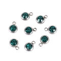 Macro detail van acht donkergroene geboortesteen hangers met zilveren roestvrijstalen basis - Smaragdgroen Zilveren Basis