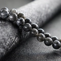 Pulsera de cuentas redondas de labradorita gris oscuro con efecto óptico irisado - Larvikita