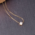 Collana minimalista in titanio placcato oro 18K con ciondolo in zircone a sei griffe - Oro
