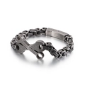 Bracelet pour homme en acier titane gris avec motif clé plate et chaîne byzantine compacte - Gris Rétro (KB120177-KFC)