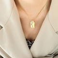 Collana in acciaio inossidabile dorato con ciondolo a ritratto astratto su un modello - Oro