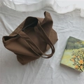 Détail d'un sac fourre-tout en toile marron foncé avec un livre sur tissu blanc - Marron