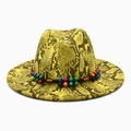 Dettaglio di un cappello fedora giallo a motivo serpente con fascia di perline colorate - M (56-58cm) / Verde