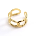 Anillo ajustable de acero dorado con textura de cuerda y cadena sobre fondo blanco liso - Dorado