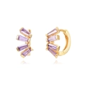 Gros plan du poinçon Ag925 sur des créoles dorées ornées de zircons baguette violets - Or avec zircon violet baguette en éventail