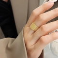 Anillo minimalista de varias capas chapado en oro con diseño texturizado en dedo - US 8 / Dorado